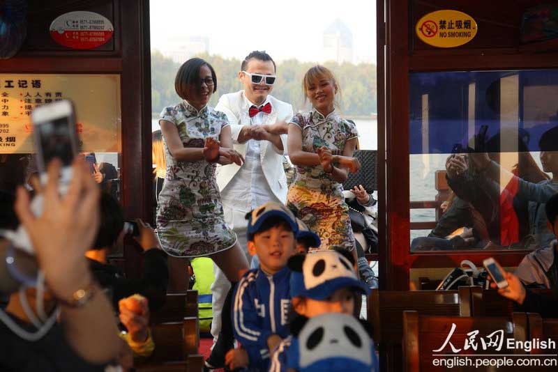 A group of hip-hop flash mobs dance 'Gangnam Style' on a boat in the West Lake in Hangzhou on Nov. 6. (CFP Photo)