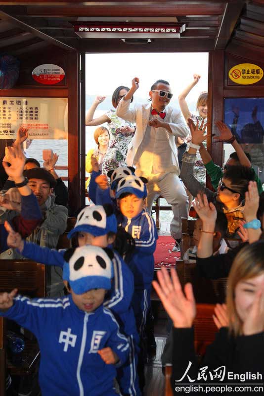 A group of hip-hop flash mobs dance 'Gangnam Style' on a boat in the West Lake in Hangzhou on Nov. 6. (CFP Photo)