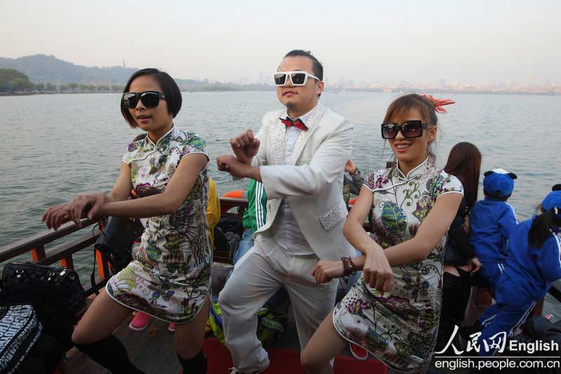 A group of hip-hop flash mobs dance 'Gangnam Style' on a boat in the West Lake in Hangzhou on Nov. 6. (CFP Photo)