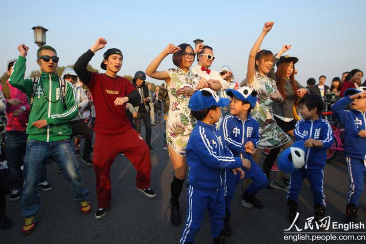 A group of hip-hop flash mobs dance 'Gangnam Style' beside the West Lake in Hangzhou on Nov. 6. (CFP Photo)