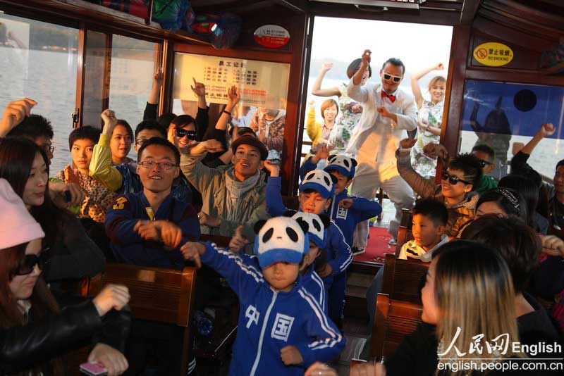 A group of hip-hop flash mobs dance 'Gangnam Style' on a boat in the West Lake in Hangzhou on Nov. 6. (CFP Photo)