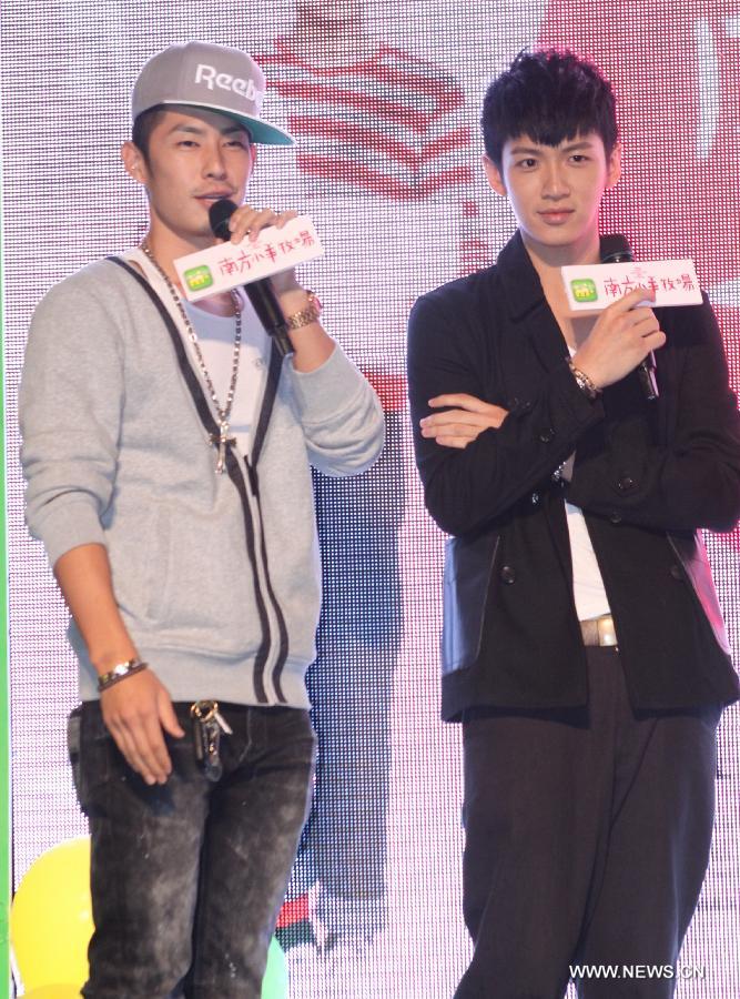 Actors Vanness Wu (L) and Ko Chen Tung attend the premiere of director Chi-Jan Hou's new film "When a Wolf falls in love with a Sheep" in Taipei, southeast China's Taiwan, Nov. 6, 2012. (Xinhua) 