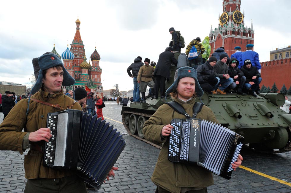 Citizens and tourists gather at the Red Square in Moscow, capital of Russia, on Nov. 7, 2012, to mark the 71st anniversary of a historical parade in 1941 when Soviet soldiers marched through Red Square to fight against the Nazis during the Second World War. (Photo/Xinhua)