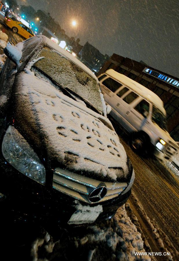 Vehicles are covered by snow on the street at Queens in New York, the United States, Nov. 7, 2012. As New Jersey and New York are still trying to recover from the damage created by Hurricane Sandy, a Nor'easter named Winter Storm Athena dropped snow and rain on the Northeast on Wednesday, also bringing dangerous winds and knocking out power. (Xinhua/Wu Jingdan)