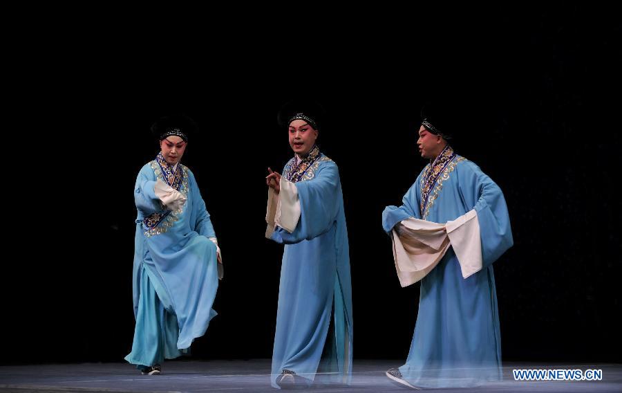 This multiple-exposure photo taken on Nov. 8, 2012 shows Peking Opera performer Chen Fei from Beijing performing Peking Opera "The Legend of the White Snake" during a rehearsal press conference in Taipei, southeast China's Taiwan. A three-day joint performance by Peking Opera performers from both Chinese mainland and Taiwan will be staged in Taiwan from Nov. 9 to 11. (Xinhua/Yin Bogu) 