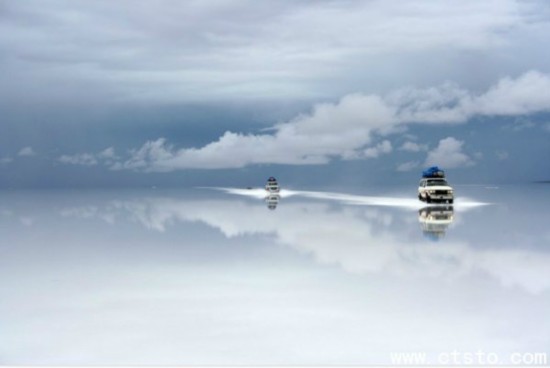 Salar de Uyuni, Bolivia.It is the world's largest salt flat at 10,582 square kilometers (4,086 sq miles). It is located in the Potosí and Oruro departments in southwest Bolivia. 