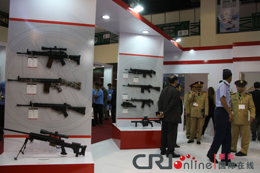 A total of 135 foreign and 74 Pakistani firms displayed their defence equipment and machinery in an international defence exhibition beginning in the country's port city of Karachi on November 7, 2012. (Photo/CRI)