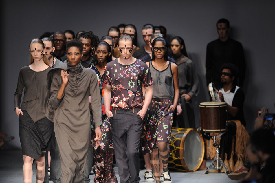 Models show a creation of Oestudio during Fashion Rio in Rio de Janeiro, Brazil, Nov. 8, 2012. The three-day event releases new collections from more than twenty fashion designers. (Xinhua/Weng Xinyang)