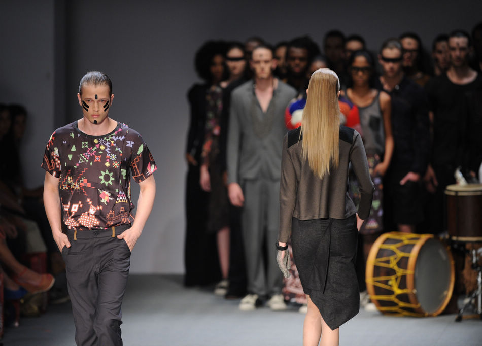 Models show a creation of Oestudio during Fashion Rio in Rio de Janeiro, Brazil, Nov. 8, 2012. The three-day event releases new collections from more than twenty fashion designers. (Xinhua/Weng Xinyang)