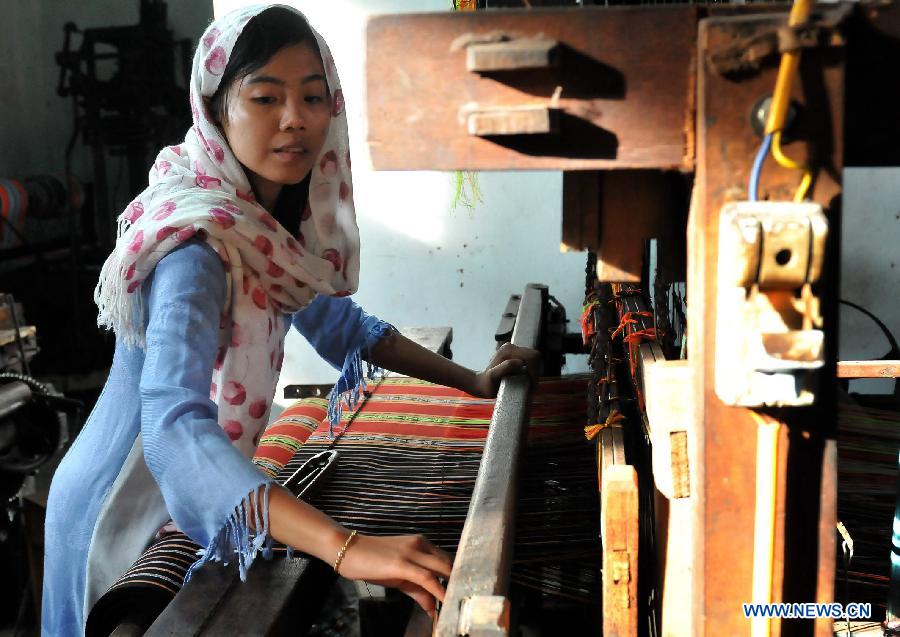 A Cham villager produces traditional brocades and traditional textile products at Ninh Phuoc District in Ninh Thuan province of south Vietnam, Nov. 9, 2012. Cham, a nationality of Vietnam, boasts for its ethnic style weaving products, which are commonly seen in tourism attractions in the country. (Xinhua/VNA)