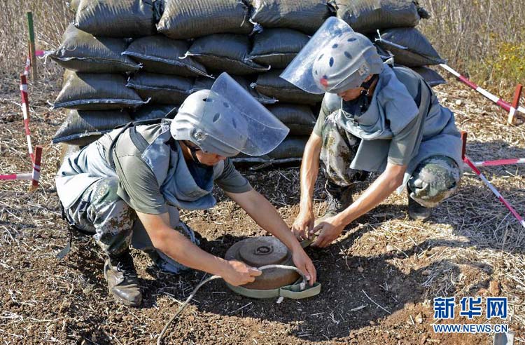 Chinese peacekeeper Cui Yongbiao and his comrade are conducting mine-clearing operation on August 28, 2012. (Xinhua/ Li Qiang)