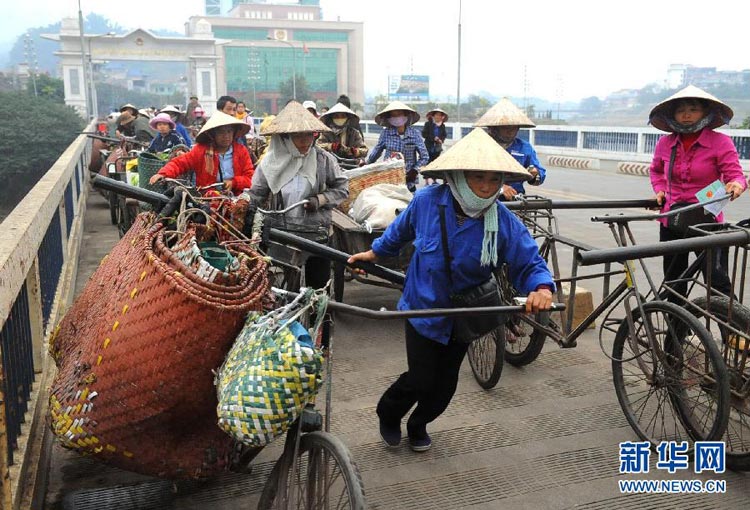 Photo taken on December 17, 2009 shows Vietnamese coming to China across the border to do business in Yunnan province. After accession to the WTO, China has played an active role in regional and global cooperation promoting the liberalization of international trade and investment. (Xinhua / Chen Haining)