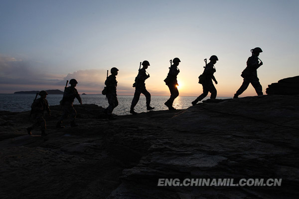 The officers and men of a coastal defense regiment under the Liaoning Provincial Military Command of the Chinese People’s Liberation Army (PLA) are patrolling along the coastline. (Source: Chinamil.com.cn/Ma Denggang)