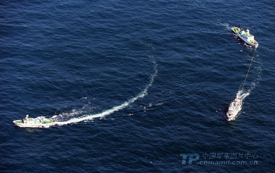 Chinese navy conducts a joint exercise in the East China Sea with the country's fishery administration and marine surveillance agency on October 19, 2012. The exercise is aimed at improving coordination between the navy and administrative patrol vessels and sharpening their response to emergencies in missions to safeguard territorial sovereignty and maritime interests.(Chinamil.com.cn/Zhang Zhe, Zhang Lei, Fang Lihua and Ju Zhenhua)