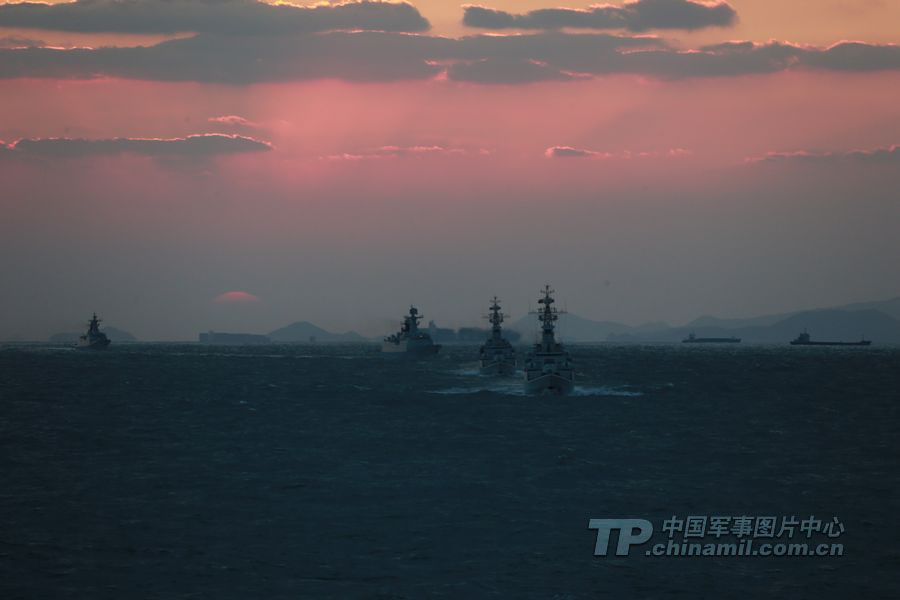 Chinese navy conducts a joint exercise in the East China Sea with the country's fishery administration and marine surveillance agency on October 19, 2012. The exercise is aimed at improving coordination between the navy and administrative patrol vessels and sharpening their response to emergencies in missions to safeguard territorial sovereignty and maritime interests.(Chinamil.com.cn/Zhang Zhe, Zhang Lei, Fang Lihua and Ju Zhenhua)