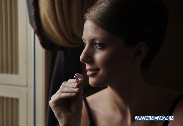 A model displays a 24.78-carat Fancy Intense Pink Diamond that will be on Sothebys' auction of Magnificent Jewels on Nov. 16, 2010 during a press preview held in Hotel Beau Rivage, Geneva, Switzerland, Nov. 10, 2010. (Xinhua/Yu Yang)