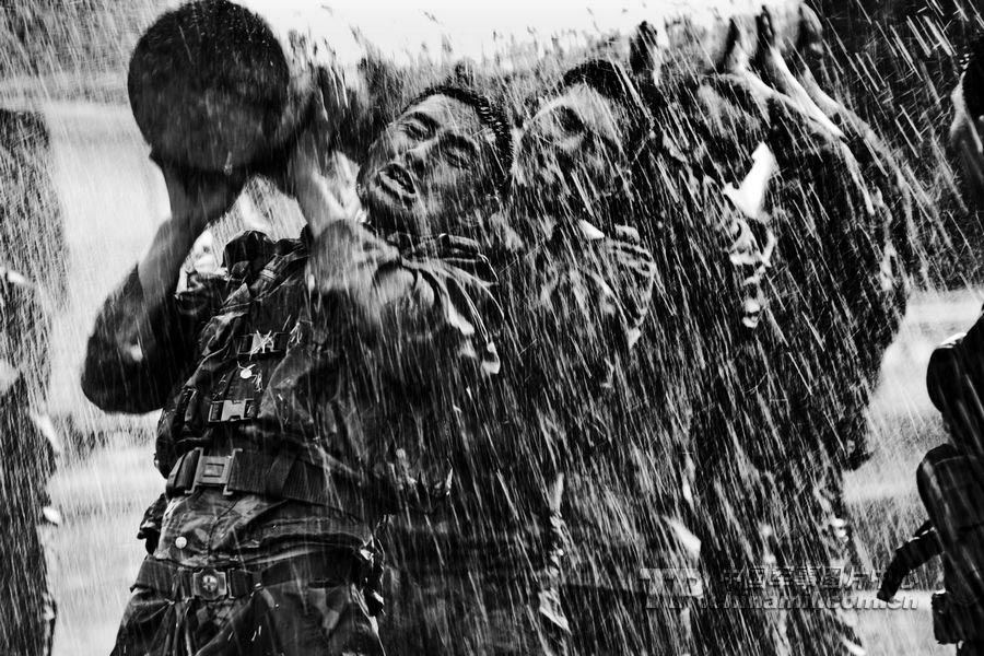 Photo shows the hard training of PLA. (Chinamil.com.cn/ Zhang Lei)