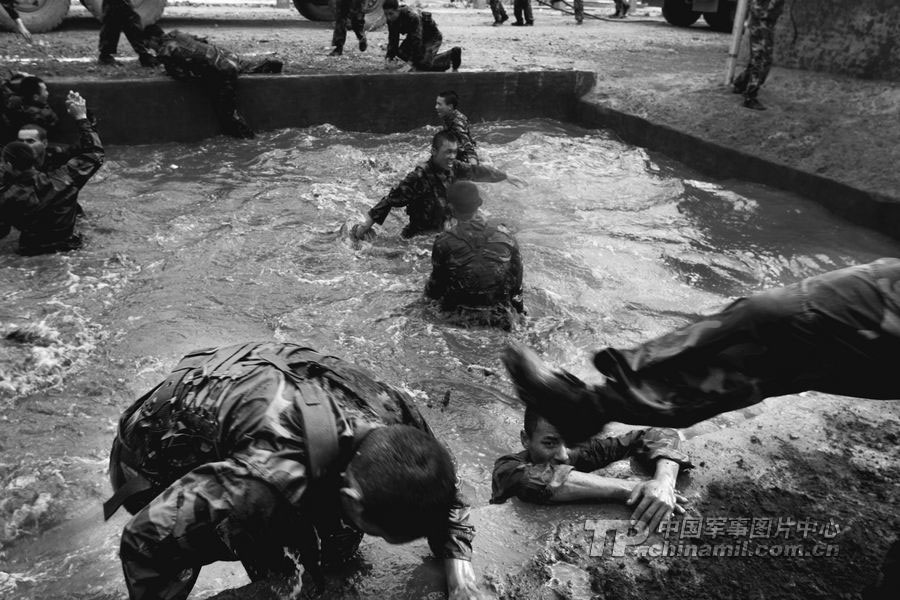 Photo shows the hard training of PLA. (Chinamil.com.cn/ Zhang Lei)