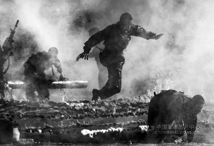 Photo shows the hard training of PLA. (Chinamil.com.cn/ Zhang Lei)