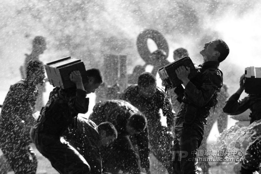 Photo shows the hard training of PLA. (Chinamil.com.cn/ Zhang Lei)