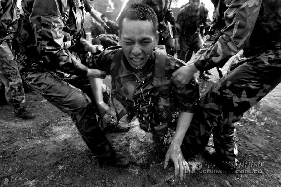 Photo shows the hard training of PLA. (Chinamil.com.cn/ Zhang Lei)