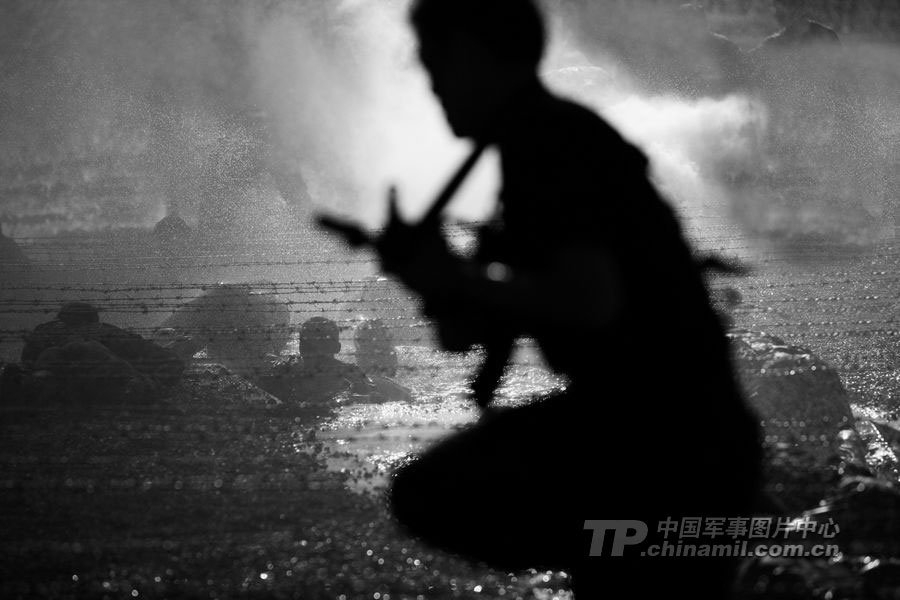 Photo shows the hard training of PLA. (Chinamil.com.cn/ Zhang Lei)