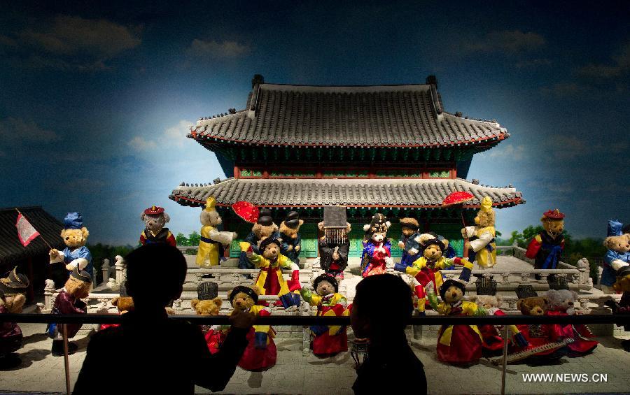 Two children look at Teddy Bears at a Teddy Bear Museum in Chengdu, capital of southwest China's Sichuan Province, Nov. 11, 2012. (Xinhua/Jiang Hongjing) 