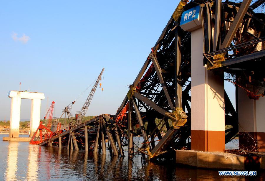 The Ayeyawaddy-river-crossing bridge, under construction, collapsed during a strong earthquake in Kyaukmyaung town of Sagaing Region in Myanmar, on Nov.11, 2012. A strong earthquake measuring 6.8 on the Richter scale struck Myanmar's northern Mandalay region Sunday morning, according to Nay Pyi Taw Hydrology and Meteorology Department. At least 6 people dead and 64 people injured in the earthquake. (Xinhua/U Aung)