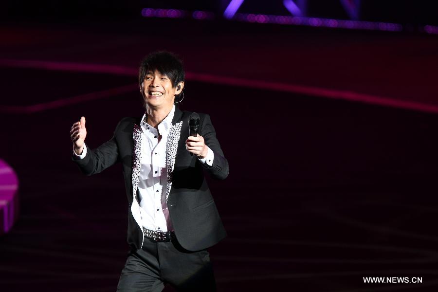 Singer Victor Huang sings at Rock Records 30th Anniversary Nanjing Concert in Nanjing, capital of east China's Jiangsu Province, Nov. 10, 2012. More than 50 singers performed at the concert. (Xinhua/Mao Jinsong) 