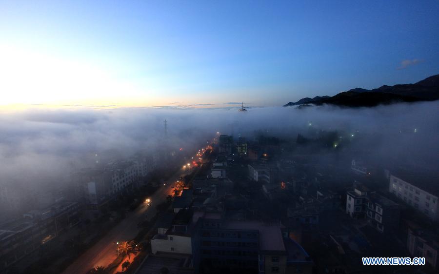 Photo taken on Nov. 9, 2012 shows the cloud-blanketed Luoping County of Qujing, southwest China's Yunnan Province. (Xinhua/Mao Hong) 