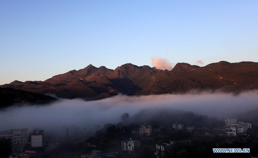 Photo taken on Nov. 9, 2012 shows the cloud-blanketed Luoping County of Qujing, southwest China's Yunnan Province. (Xinhua/Mao Hong) 