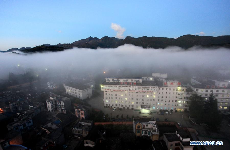 Photo taken on Nov. 9, 2012 shows the cloud-blanketed Luoping County of Qujing, southwest China's Yunnan Province. (Xinhua/Mao Hong) 