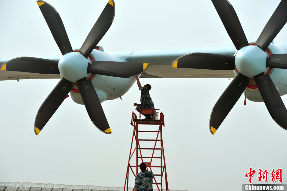 The aircraft exhibiting in the Airshow China 2012 are open to the press on Nov. 12, 2012, a day ahead of the opening. Fighter jets, including China’s J-10, Su-27 from Russia and JF-17 from Pakistan, have been poised for the public demonstration. (Chinanews.com/Chen Wen)