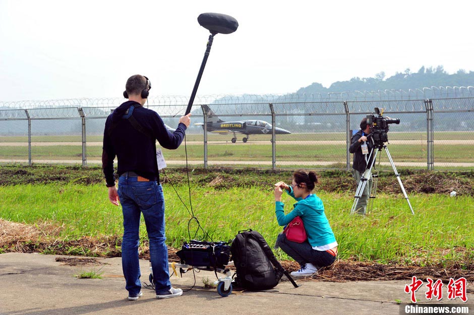 The aircraft exhibiting in the Airshow China 2012 are open to the press on Nov. 12, 2012, a day ahead of the opening. Fighter jets, including China’s J-10, Su-27 from Russia and JF-17 from Pakistan, have been poised for the public demonstration. (Chinanews.com/Chen Wen)