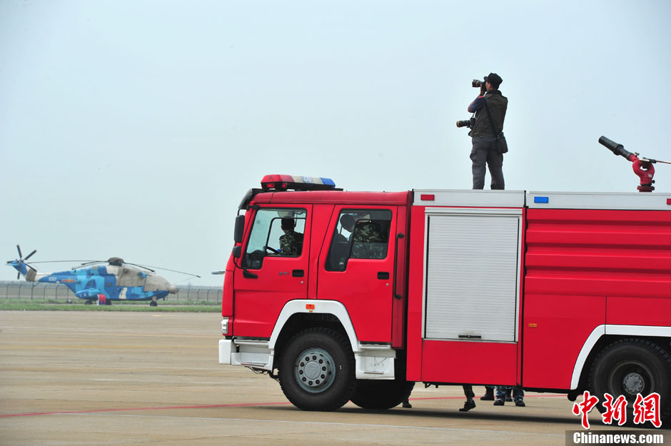 The aircraft exhibiting in the Airshow China 2012 are open to the press on Nov. 12, 2012, a day ahead of the opening. Fighter jets, including China’s J-10, Su-27 from Russia and JF-17 from Pakistan, have been poised for the public demonstration. (Chinanews.com/Chen Wen)