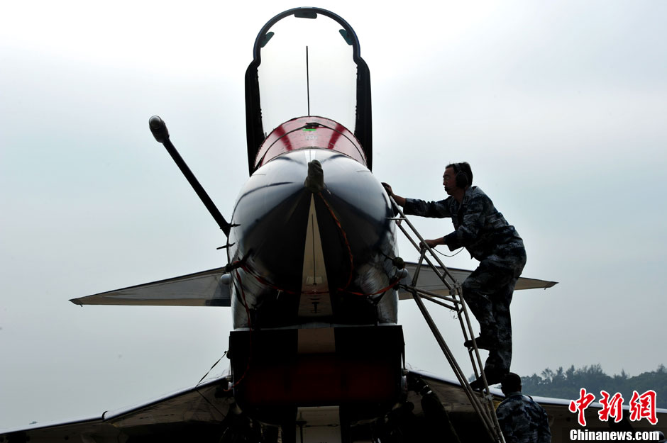 The aircraft exhibiting in the Airshow China 2012 are open to the press on Nov. 12, 2012, a day ahead of the opening. Fighter jets, including China’s J-10, Su-27 from Russia and JF-17 from Pakistan, have been poised for the public demonstration. (Chinanews.com/Chen Wen)