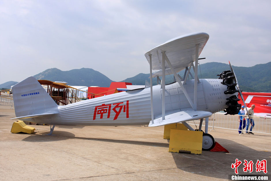 More than 600 exhibitors are gearing up for the Airshow China 2012, which is set to run from Nov. 13 to Nov. 18. It’s estimated that around 50 of 114 aircraft in exhibition will give demonstration flights and the aerobatic flights will take place during the last three days of the airshow. (Photo/Chinanews.com)