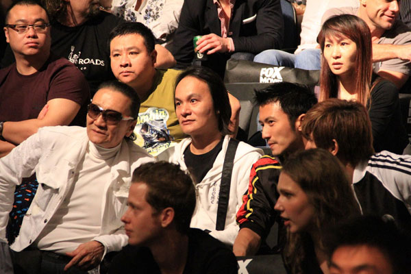 Hong Kong movie star Nicholas Tse leans over to talk about the action at UFC Macao, November 10, 2012. [Photo: CRIENGLISH.com/Xu Weiyi] 