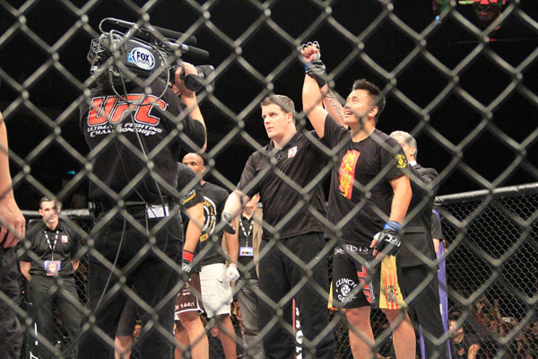 Cung Le celebrates following his victory over Rich Franklin at UFC Macao, November 10, 2012. [Photo: CRIENGLISH.com/Xu Weiyi] 