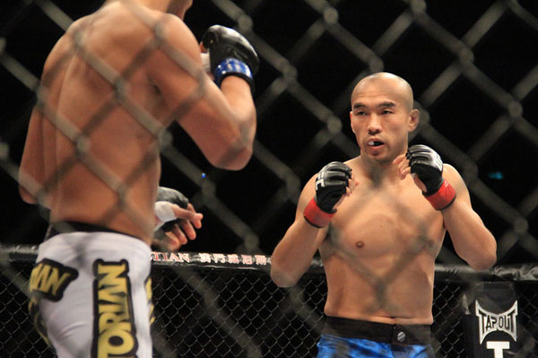 Zhang Tiequan closes down John Tuck but was unable to clinch the victory at UFC Macao, November 10, 2012. [Photo: CRIENGLISH.com/Xu Weiyi]