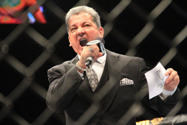 UFC ring announcer Bruce Buffer amps up the crowd at UFC Macao, November 10, 2012. [Photo: CRIENGLISH.com/Xu Weiyi] 