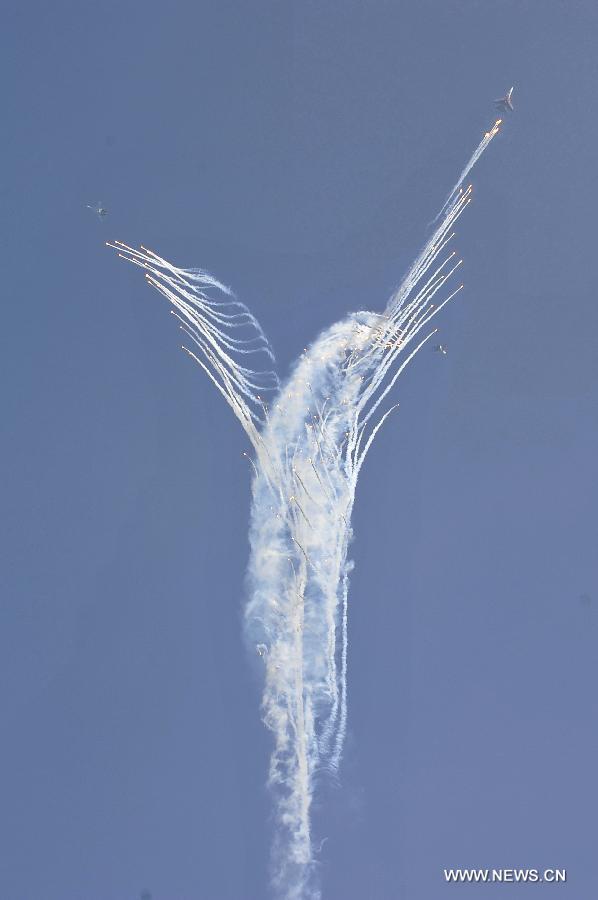 Su-27 fighter jets of Russian aerobatic tam "Russian Knights" perform a test flight in Zhuhai, south China's Guangdong Province, Nov. 12, 2012. The 9th China International Aviation and Aerospace Exhibition will kick off on Tuesday in Zhuhai. (Xinhua/Liang Xu) 