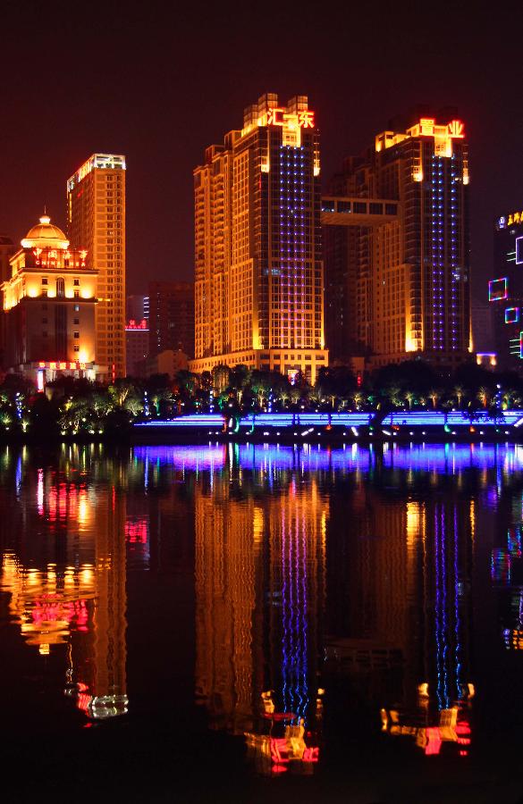 Photo taken on Nov. 12, 2012 shows the night scenery of Min'ge Lake in Nanning City, south China's Guangxi Zhuang Autonomous Region. (Xinhua/Long Linzhi) 