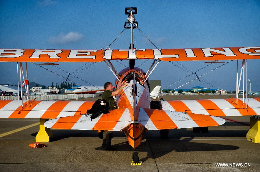 Members of Breitling Wingwalkers, a famous European aerobatic team, perform during a test flight in Zhuhai, south China's Guangdong Province, Nov. 11, 2012. The 9th China International Aviation and Aerospace Exhibition will kick off on Tuesday in Zhuhai. Breitling Wingwalkers is known for its acrobats who perform on the wings of Boeing Stearman biplanes in mid-air. (Xinhua/Yang Guang) 