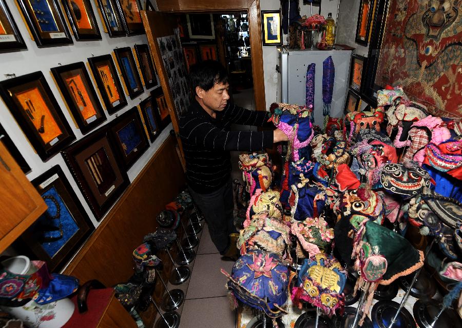 Tong Fucun categorizes his collection in Taiyuan, capital of north China's Shanxi Province, Nov.11, 2012.  (Xinhua/Yan Yan) 