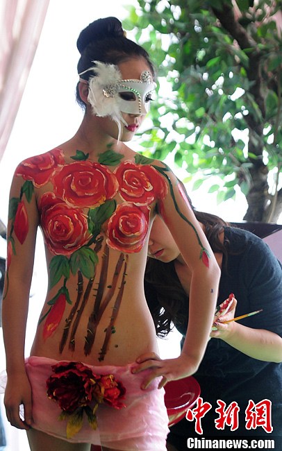 A body painting show attracts public's view in Jiujiang on Nov. 11 2012. The show is held to promote a local estate. (Chinanews.com/Hu Guolin)