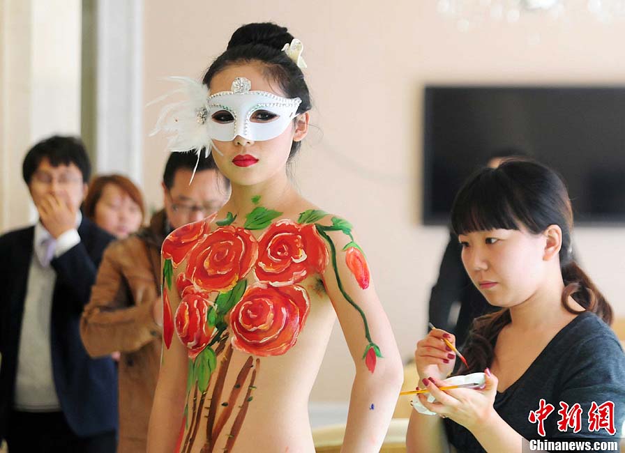 A body painting show attracts public's view in Jiujiang on Nov. 11 2012. The show is held to promote a local estate. (Chinanews.com/Hu Guolin)