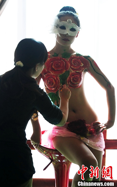 A body painting show attracts public's view in Jiujiang on Nov. 11 2012. The show is held to promote a local estate. (Chinanews.com/Hu Guolin)