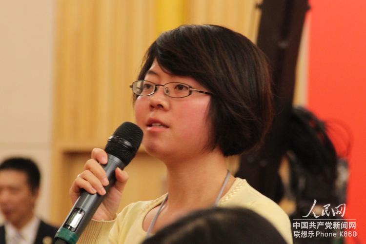 A journalist from China Daily asks questions at a group interview, with its theme "building of the Communist Party of China (CPC) party organization and new tasks under new circumstances", at the press center of the 18th National Congress of the CPC in Beijing, capital of China, Nov. 12, 2012. (People's Daily Online/Mao Lei)