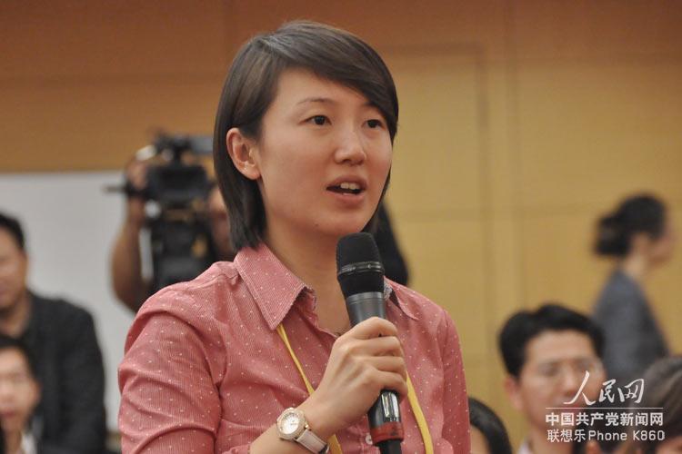 A journalist from Phoenix Television asks questions at a group interview, with its theme "building of the Communist Party of China (CPC) party organization and new tasks under new circumstances", at the press center of the 18th National Congress of the CPC in Beijing on Nov. 12, 2012. (People's Daily Online/Zhang Qichuan)